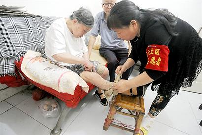 成都高新区三元社区老年志愿者服务队帮扶空巢