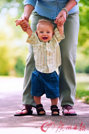 宝宝坠地:头上起包别用红花油揉