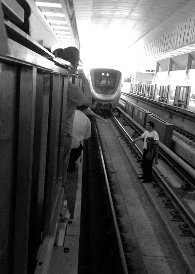  北京 : 男子 在 地铁跳轨 轻生 列车紧急制动(图)_资