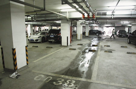 车库水管滴水 车主停车困扰 回应是正常水凝现