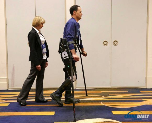 机器人"是由电力推动的外骨骼,人称"电子腿",可以帮助腿部残疾的人士