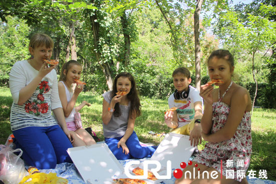 简单的快乐 <em>哈萨克斯坦小女孩</em>克谢尼娅暑假的