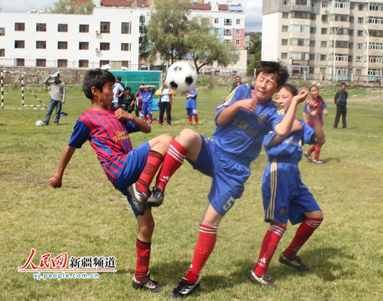 绿茵争锋:新疆哈巴河县的小学女子足球队(图)