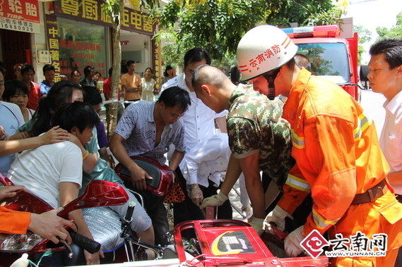 云南网讯(记者 赵岗 通讯员 许建旗)6月22日,云南蒙自闹市区一名怀孕7个多月的妇女在交通事故中被钢条卡住不能动弹,当地消防紧急救援后,孕妇被送往医院就医。 当天中午12时左右,云南蒙自市富春路上,一辆速度过快的三轮电动车侧翻撞上了一辆两轮电动车,导致两轮电动车上一名怀胎7个多月的孕妇严重受伤,并被卡主。接到报警后蒙自市公安消防大队官兵立即出警营救受伤孕妇。 消防官兵赶到现场后看到,一辆电动三轮车侧翻在路中央,电动三轮车车头紧紧靠着一辆两轮电动车,两轮电动车上坐着一名20多岁的孕妇,侧翻的三轮车车头部
