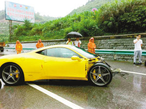 崭新的法拉利跑车撞得车头与车身分离 高清图片