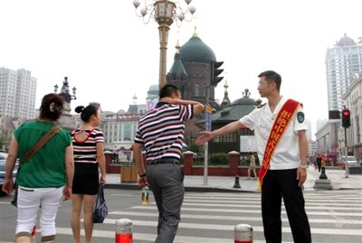 食药稽查上街劝阻中国式过马路