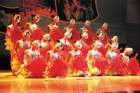 外来务工人员子女表演的舞蹈《红红的中国结