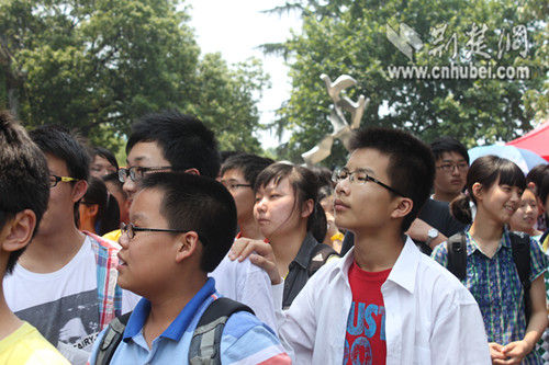 武汉中考首日持续高温 家长订房为考生避暑