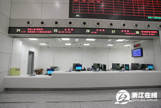 杭甬高铁首日车票尚有富余 东站自动售票机累