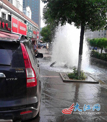 消防检撞断自来水喷射三米高 南昌维修工跳入