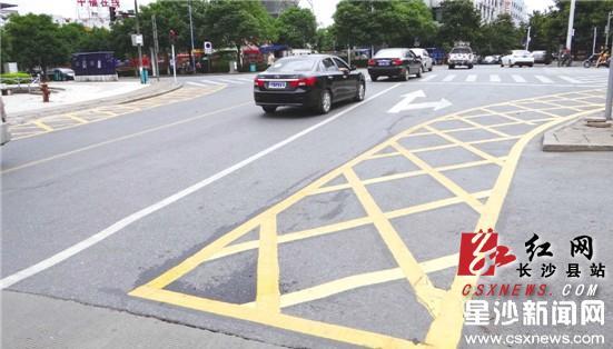 长沙县在路口施划黄色网格标线规范停车