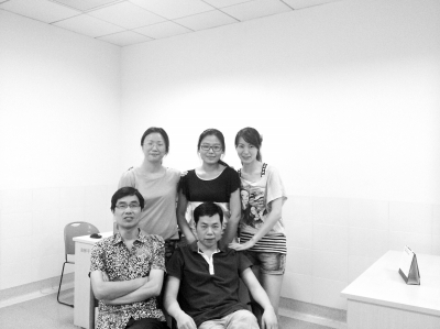 美女跪在呕吐物中把他按醒