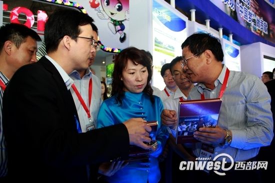 加快三个陕西建设战略构想推介会在昆明隆重召开。(点击图片翻页) 西部网讯 (记者 秦振)6月6日,首届中国?南亚博览会暨第21届昆明进出口商品交易会(简称南博会)在云南省昆明市隆重开幕。包括陕西新药技术开发中心、西安杨森制药有限公司、陕西文化产业(影视)投资有限公司、陕西汽车集团有限公司、西安开米股份有限公司等30多个陕西重点企业参加了此次盛会。陕西代表团团长、副省长王莉霞出席开幕式,并于当天下午在昆明召开了加快三个陕西建设战略构想推介会。 强强联合进一步开展区域合作 在当天下午召开的加快