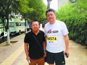 　　张斌(右)与本报记者合影。记者朱黎摄