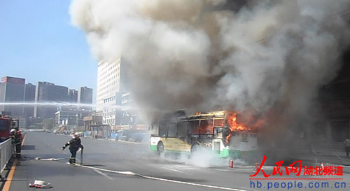 武汉一公交当街自燃 过路消防警官勇猛灭火