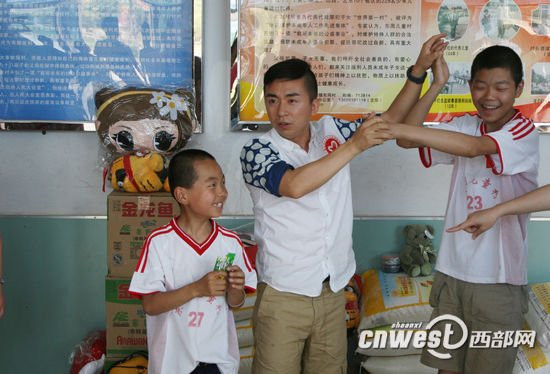 陕西广播电视台青年志愿者赴东周儿童村献爱心