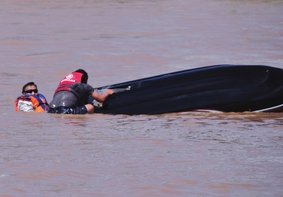 快艇翻船游客落水 兰州段黄河现惊险一幕(图)_资讯频道_凤凰网