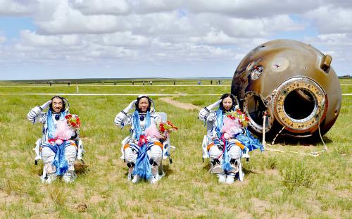 美国哥伦比亚广播公司:神十返回 完美收官