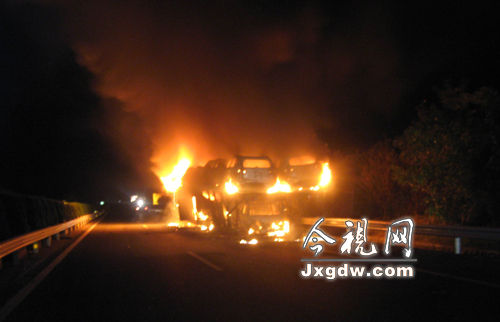九景高速大货车起火 20多辆被载新车烧毁