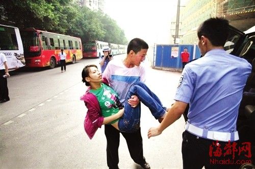 成都女生考前昏迷 同场男生抱起送医