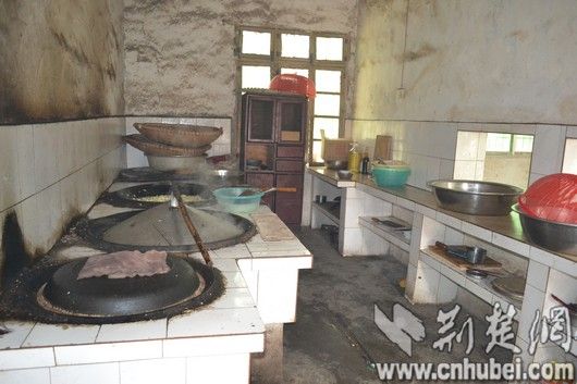 [记者走基层]宜城部分中小学食堂条件堪忧 21个“希望厨房”盼援建_资讯频道_凤凰网