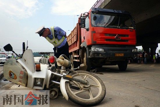 车祸一死一重伤 现场惨不忍睹 15日下午4时许,柳州市的两名治安巡防