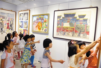 小朋友在参观画展.昨日起,北京市少年宫新址部分对外开放.