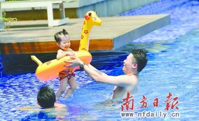 怎么学游泳动作 03b05668608eeb287ed7ff51b64edb6c.jpg