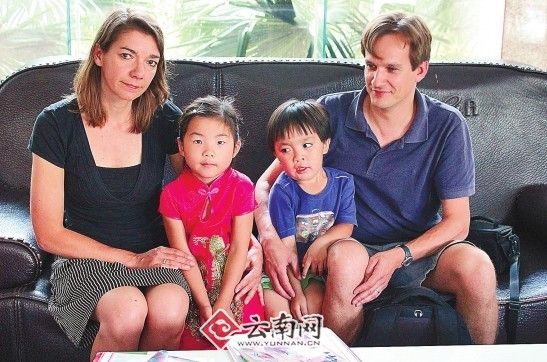 荷兰夫妇帮助养女昆明寻亲 不想让孩子留下遗