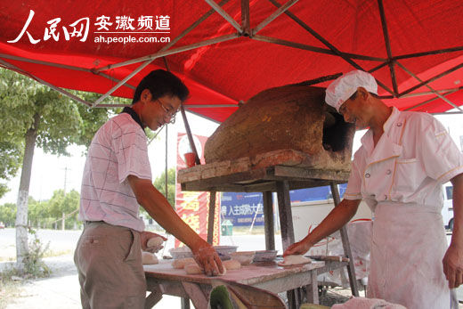 安徽长丰县:千年下塘的香脆烧饼挺进时尚界