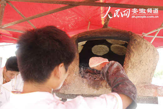 安徽长丰县:千年下塘的香脆烧饼挺进时尚界
