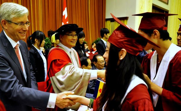 北京中加学校2013年毕业典礼在京举行 293名毕业生被122所国外大学全部录取_资讯频道_凤凰网