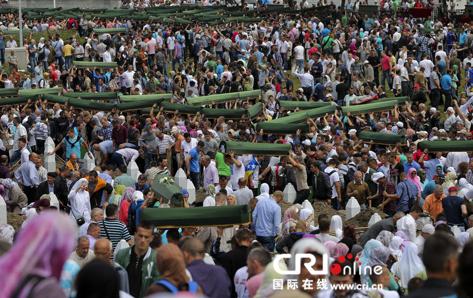 波黑下葬斯雷布雷尼察大屠杀遇难者(高清组图