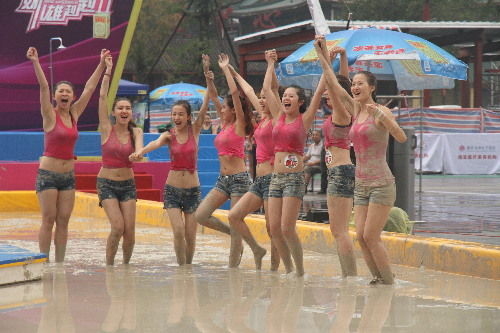 重庆美女滚泥“打架” 《妹儿雄赳赳》第二季开播_资讯频道_凤凰网