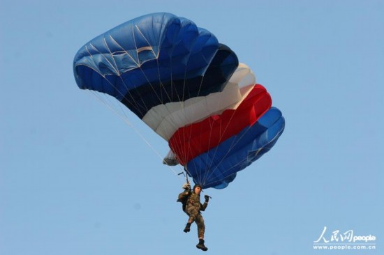 法国举行盛大国庆阅兵式 外籍军团肩扛斧头亮