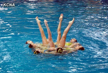 组图:朝鲜女子花样游泳比赛 选手青春靓丽