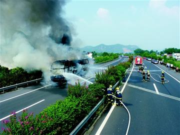 10岁小<em>妹妹</em>拨通119报警电话- 有个车自燃了,我