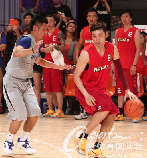 高清:2013年明星篮球赛 余文乐与刘炜同场竞技
