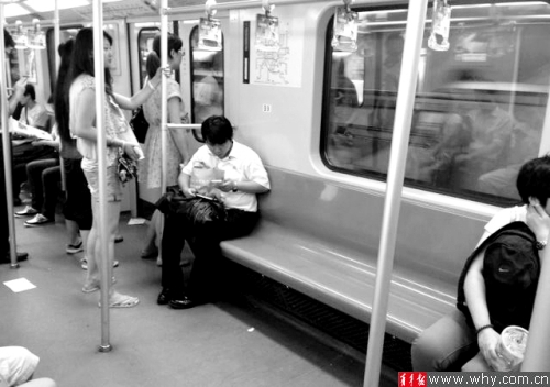 港地铁设座椅人数上限 沪地铁座椅不设限若躺