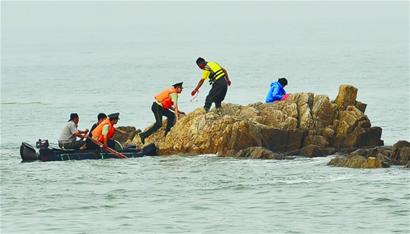 女子礁石上被困一天一夜 自称到海里乘凉(图)