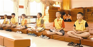 孩子来到弘法寺 读经打坐唱佛曲