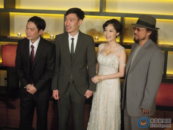 组图:张菲儿子娶20岁嫩妻 众绯闻女友受邀出席