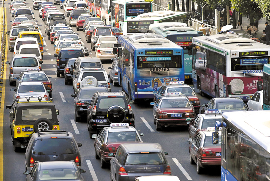 繁忙的道路上交通违章时有发生 羊城晚报记者 王磊 摄