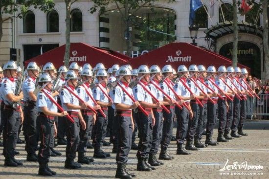 法国举行盛大国庆阅兵式 外籍军团肩扛斧头亮