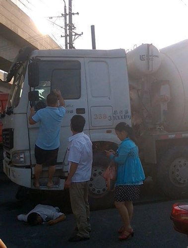 栖霞:混凝土搅拌车撞上电动车 骑车人被轧死(组