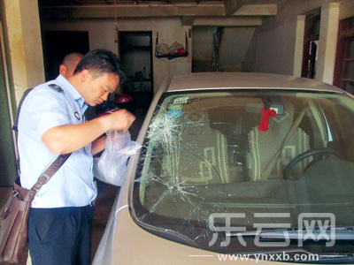 肇事车辆挡风玻璃碎裂。 警方供图