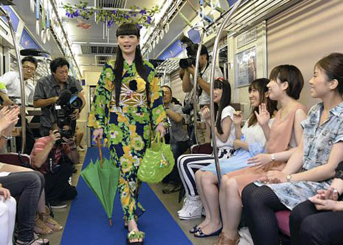 日本大阪行驶中的地铁列车上举行夏季浴衣泳装