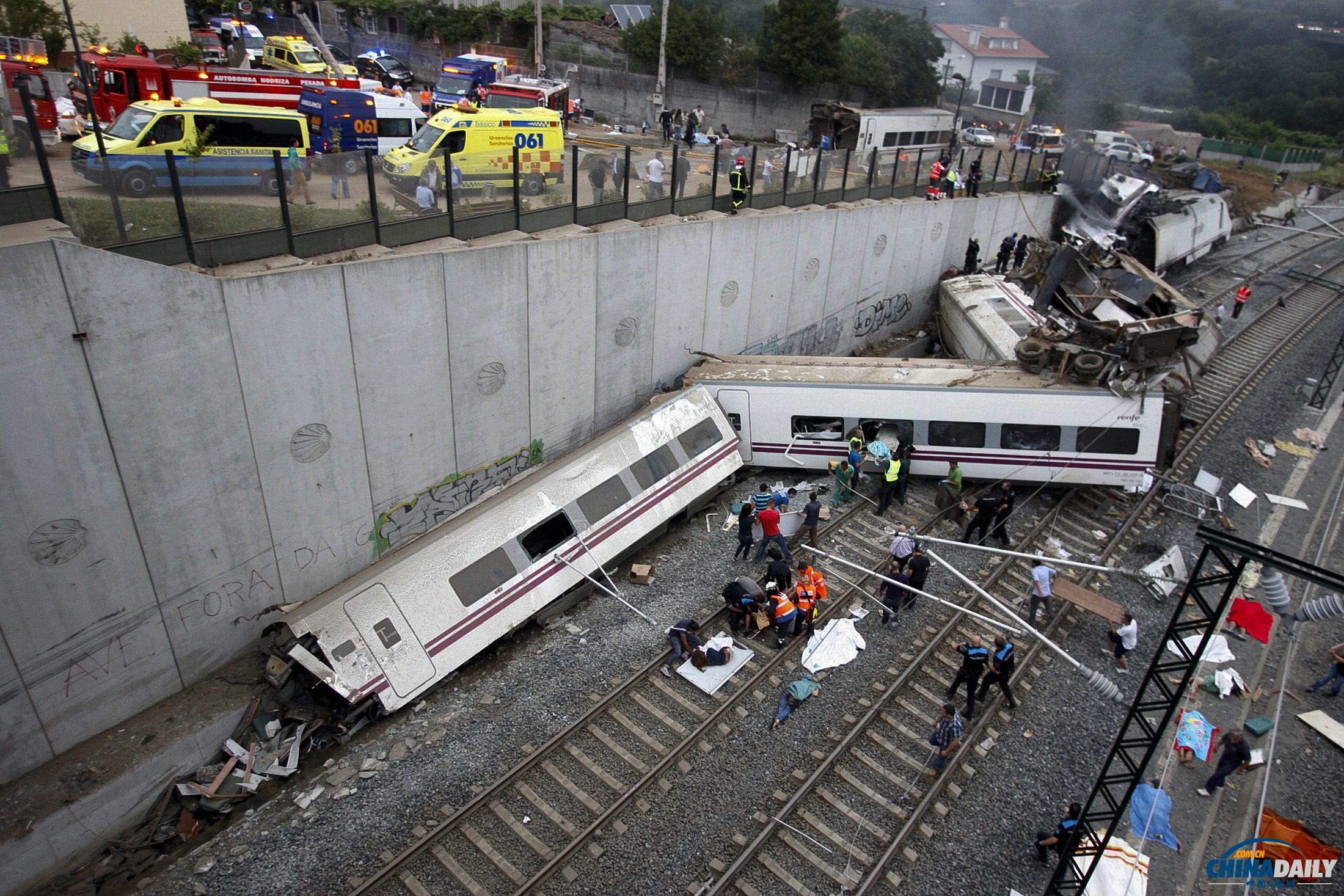 台铁列车脱轨事故，坐火车哪个车厢更安全？__凤凰网