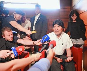 莫拉莱斯专机遭迫降很窘限制总统专机过境很疯