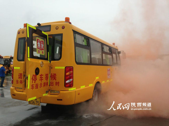 应急演练科目二:校车行驶途中,车厢突遇不明火源,学生被紧急撤离校车 魏鑫/摄 人民网西安7月2日电(魏鑫) 一辆运送学生的校车行驶途中车厢突然发现不明火源,由于火势较大,驾驶员无法用灭火器将火势控制7月2日,西安市举行了校车突发事件应急处置演练活动。 着火了,车上着火了,快停车校车内一片惊慌。 校车驾驶员立即停车,前、后车门均无法正常打开,驾驶员立即关闭车辆总电源,随管教师快速冲到后车门,关闭节气阀,从车内拉推后车门,安全疏导学生撤离。由于火势较大,无法控制,驾驶员拨打119及122,请求